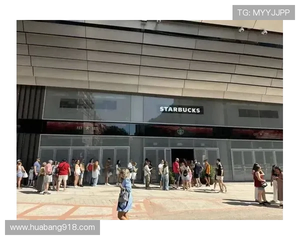 星巴克在伯纳乌开设西班牙最大门店 可俯瞰球场美景 星巴克在伯纳乌开设西班牙最大门店 可俯瞰球场美景